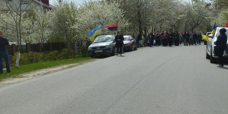 Село на Тернопільщині зустрічає загиблого захисника Тараса Червінського