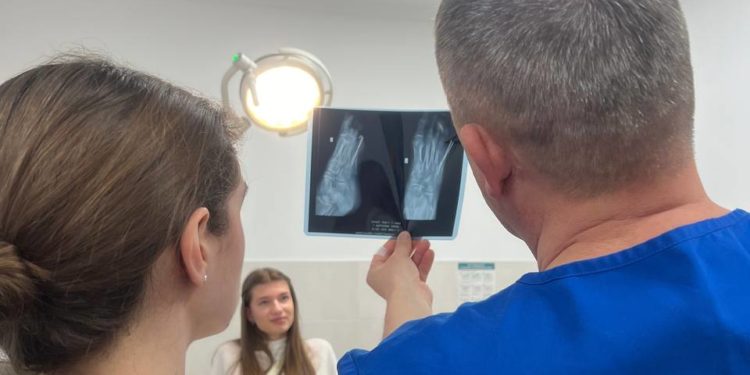 Юній тернополянці зробили складну операцію для усунення полідактилії