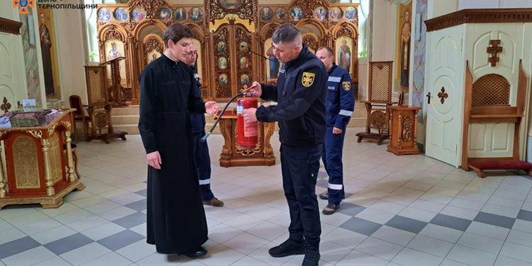Тернопільські пожежники пішли до церков