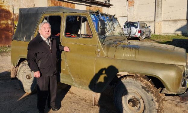 Колишній директор кінотеатру на Тернопільщині Іван Дяків передав свій старенький УАЗик на фронт
