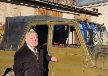 Колишній директор кінотеатру на Тернопільщині Іван Дяків передав свій старенький УАЗик на фронт