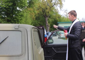 Громада на Тернопільщині передала авто для захисників на фронт