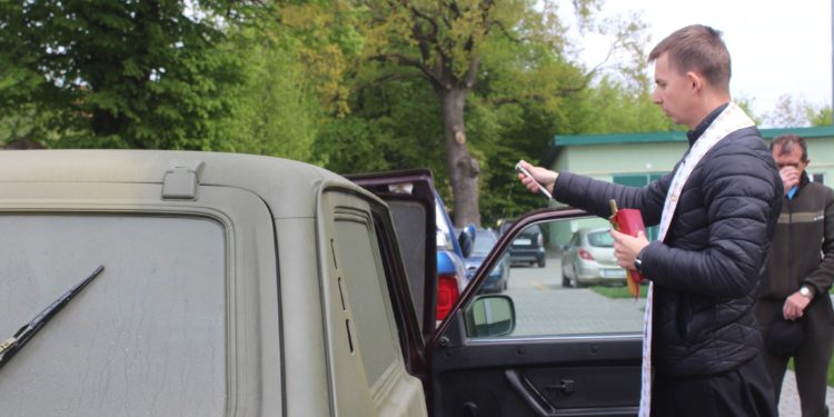 Громада на Тернопільщині передала авто для захисників на фронт
