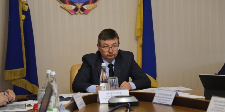 ВАКС призупинив розгляд обвинувального акта щодо тернопільського посадовця, оскільки він служить у армії