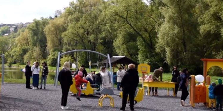 Сучасний інклюзивний майданчик відкрили на Тернопільщині