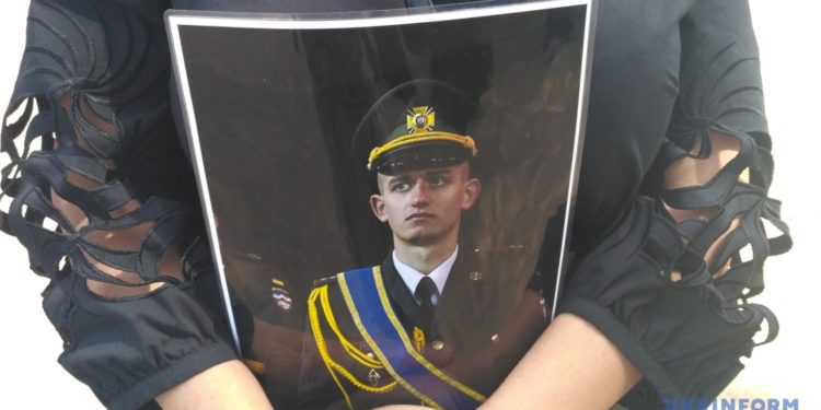 Фото загиблого в руках матері. Укрінформ