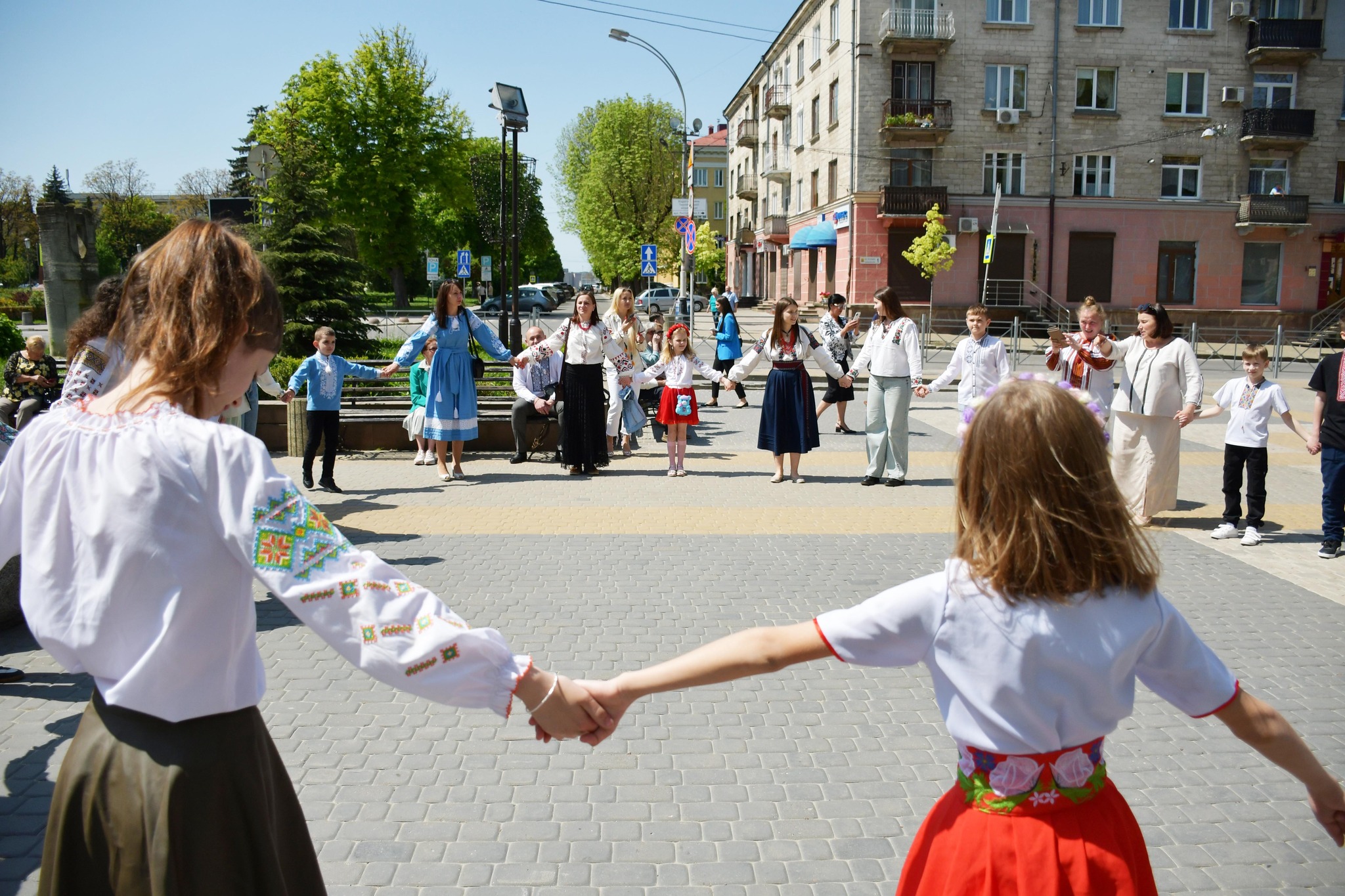 Гаївки біля катедри у Тернополі. Фото Роман Жаровський