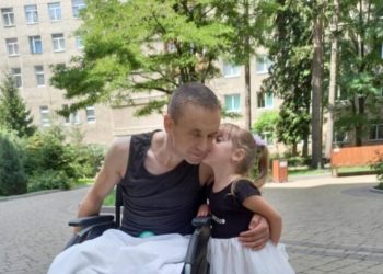 Герой з дочкою. Фото BBC-Україна