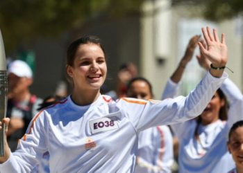 Олімпійський вогонь у Марселі несе українка. Фото Креатор-Буд