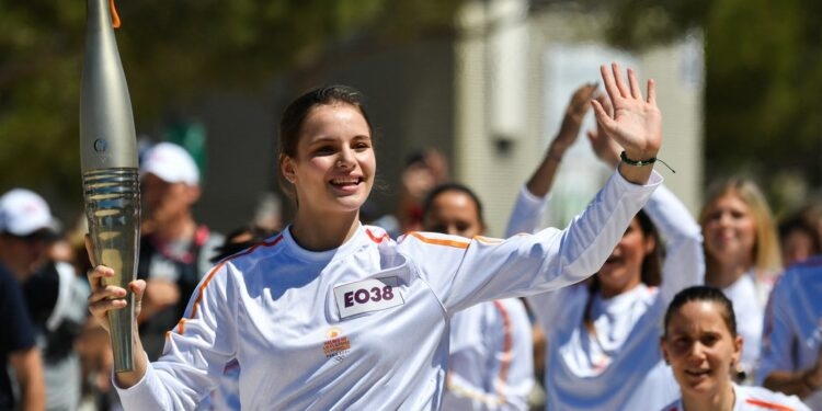 Олімпійський вогонь у Марселі несе українка. Фото Креатор-Буд