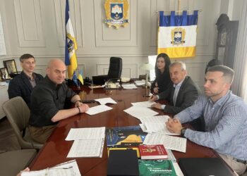 Підписання договору. Фото зі сторінки Андрія Галайка