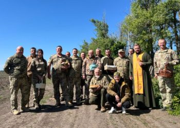 Тернопільські військові на фронті освятили паски. Фото Юрій Кульпа