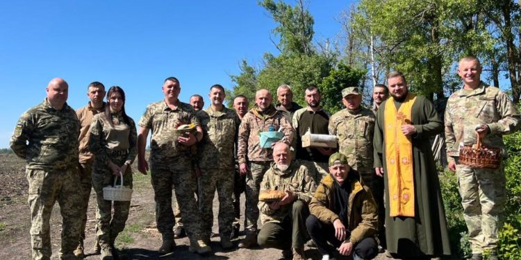 Тернопільські військові на фронті освятили паски. Фото Юрій Кульпа