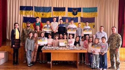 Учні 20 школи Тернополя разом із бійцями. Фото Суспільне