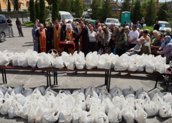 Митрополит Василій Семенюк освячує дари