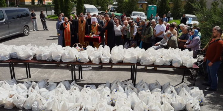 Митрополит Василій Семенюк освячує дари