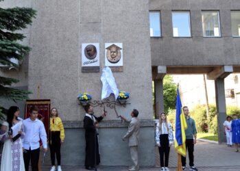 Відкриття барельєфу. Фото ТНТУ