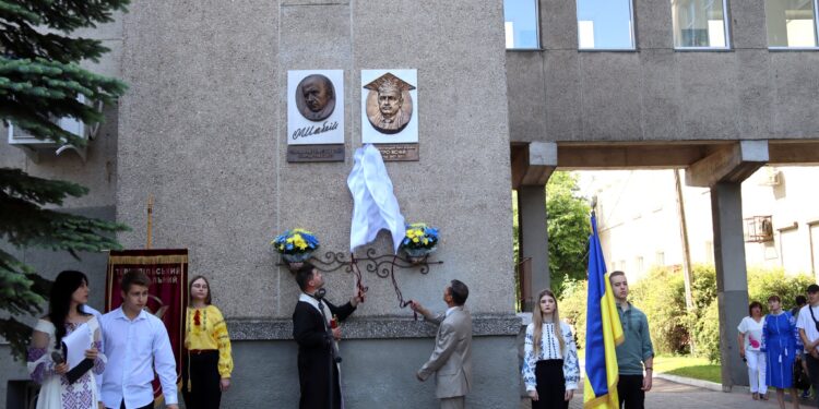 Відкриття барельєфу. Фото ТНТУ