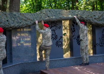 Відкриття стели. Фото ЗУНУ