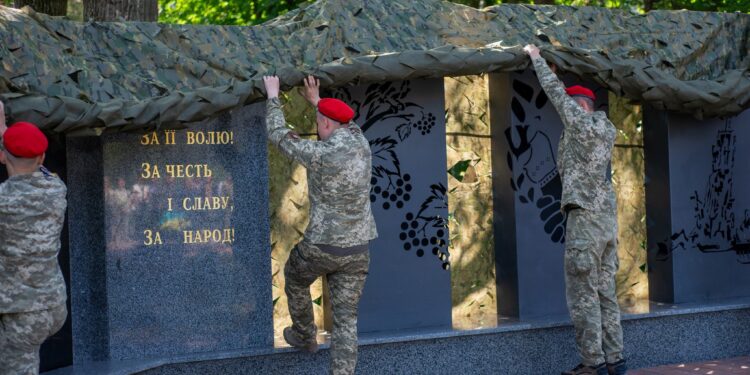 Відкриття стели. Фото ЗУНУ