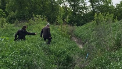 Жителі показують рів. Фото Суспільне