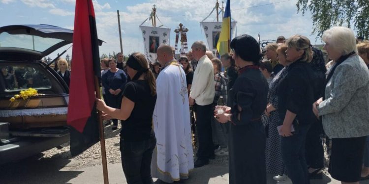 Зустріч тіла Михайла Тахновського. Фото зі сторінки За Збручем