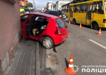 Автотроща на Степана Бандери. Фото Нацполіції