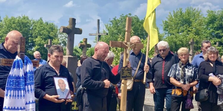 Фото з поховання зі сторінки громади