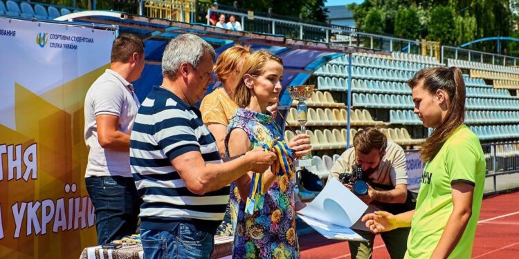 Нагородження студенток. Фото ЗУНУ