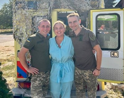 Олеся Пришляк із військовими. Фото: Олеся Пришляк