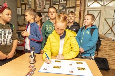 Школярі на погашенні марки