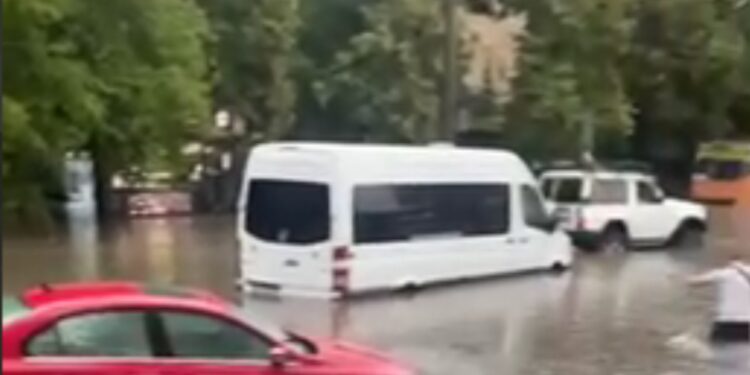 Тернопіль перетворився на великий аквапарк. Скрін з відео користувачів