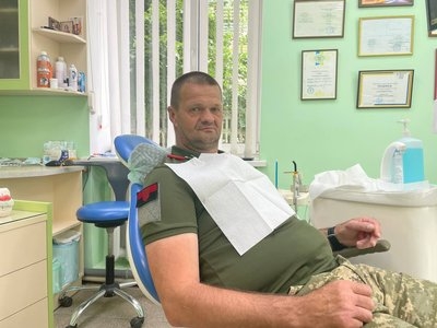 Військовий готується до лікування. Фото Суспільне
