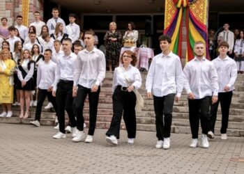 Випускники ЗОШ 27. Фото зі сторінки у мережі