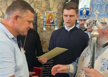 Митрополит Епіфаній вручає орден