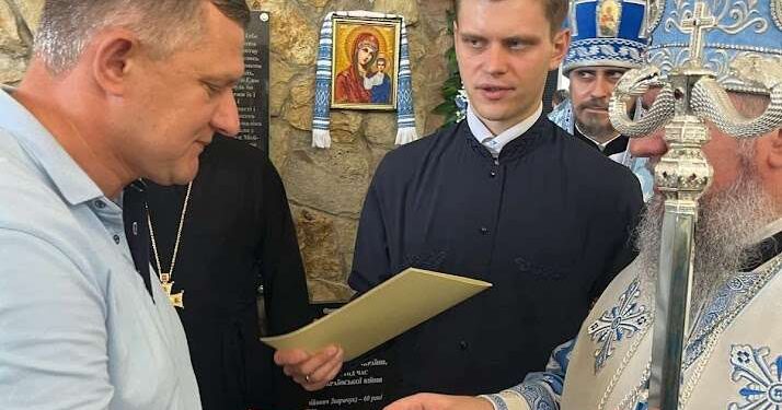 Митрополит Епіфаній вручає орден