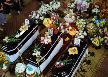 Прощання із цілою родиною. Фото Шумської громади