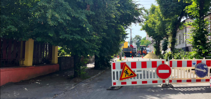 Провалля на вулиці Пирогова. Фото Голос