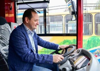 Руслан Марцінків керує. Фото з мережі