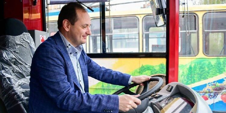 Руслан Марцінків керує. Фото з мережі