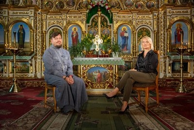 Священник ПЦУ Андрій Любунь і журналістка Суспільного Ірина Моргун. Суспільне Тернопіль