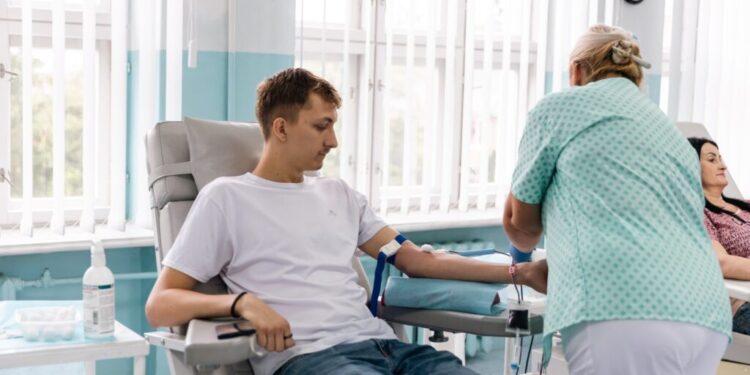 Тернополян закликають здавати кров для наших військовослужбовців. Центр крові