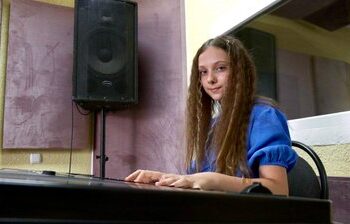 Дівчина вчиться грати на фортепіано. Суспільне Тернопіль