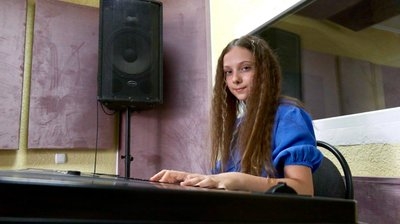 Дівчина вчиться грати на фортепіано. Суспільне Тернопіль