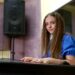Дівчина вчиться грати на фортепіано. Суспільне Тернопіль