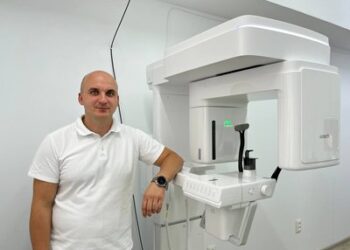 Учасник бойових дій і стоматолог Святослав Статкевич показав обладнання, яке придбав за грантові кошти. Суспільне Тернопіль