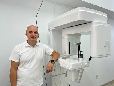 Учасник бойових дій і стоматолог Святослав Статкевич показав обладнання, яке придбав за грантові кошти. Суспільне Тернопіль