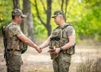 Електронік отримує нагороду