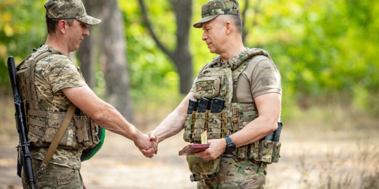 Електронік отримує нагороду