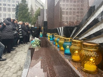 Лампадки біля меморіальної стели. Суспільне Тернопіль